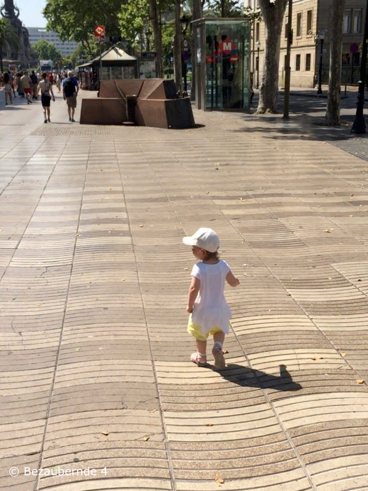 Baby / Kind auf den Straßen in Barcelona