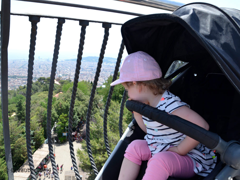 Baby und Kind blickt auf Barcelona 