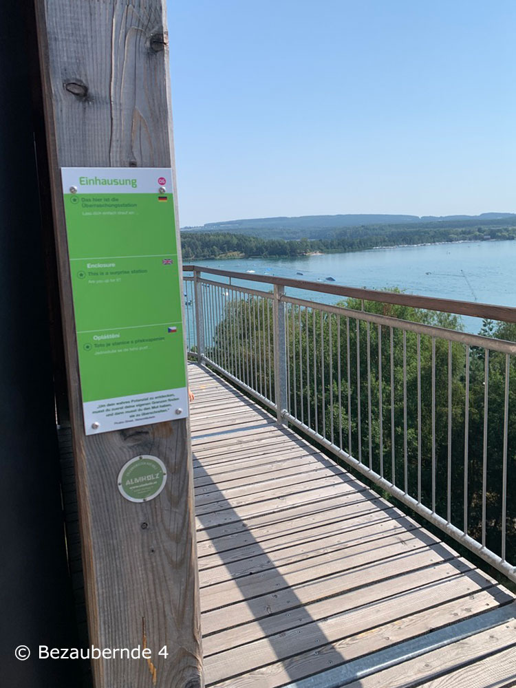 Ausblick von den Stationen für die Familie in der Erlebnisholzkugel auf den Steinacher See