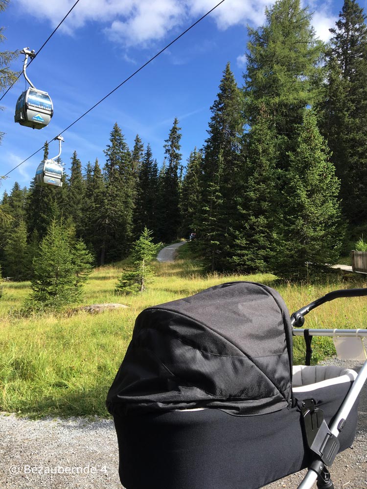 Das Baby schlummert im Kinderwagen in Serfaus