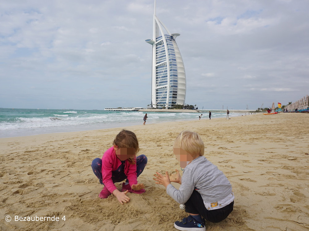 Unsere Kinder am Strand in Dubai vor dem Burj al Arab