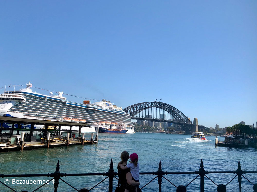Am Circular Quay in Sydney mit dem Kind vor Kreuzfahrtschiffen
