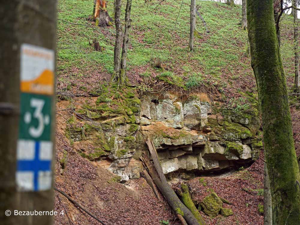 Blick auf die Teufelshöhle nahe Altdorf: toll für Kinder