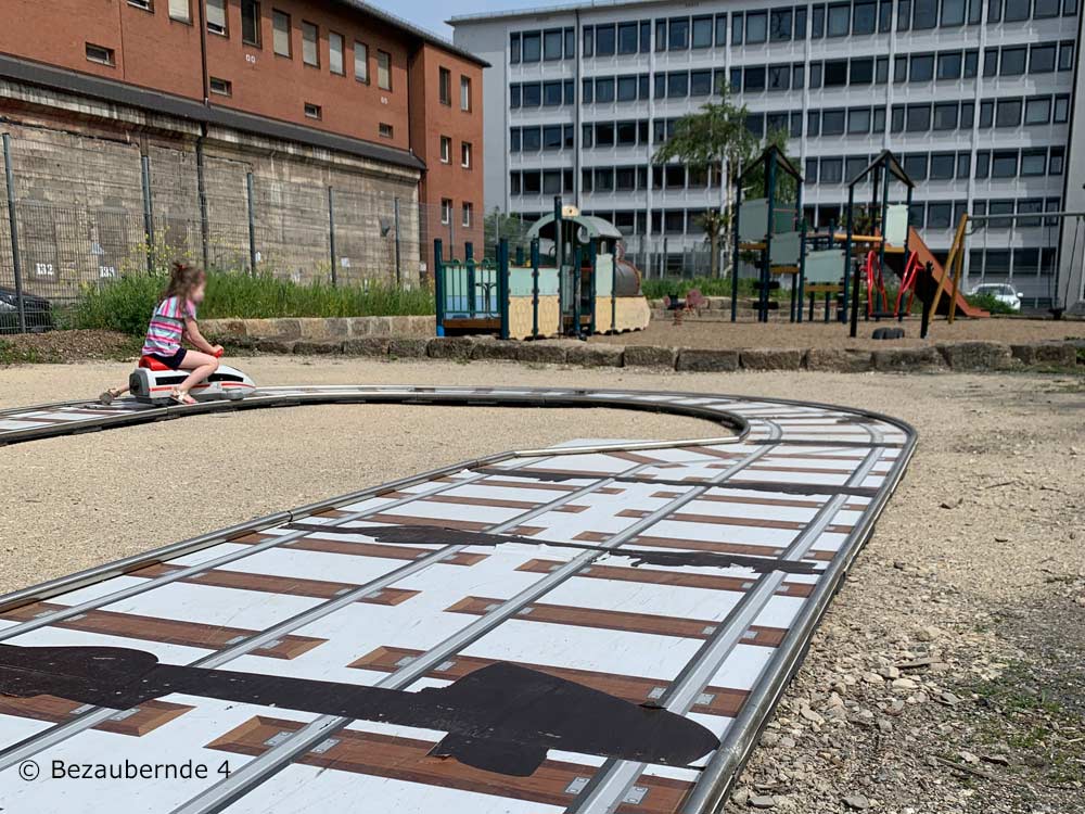 Kinder lieben den Spielplatz im DB Museum