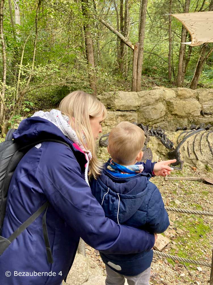 Kinder staunen im Dinopark Altmühltal